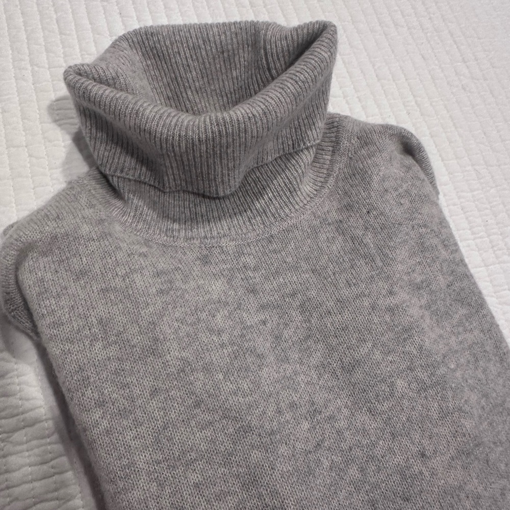 100% Cashmere Tahari Heather Gray Turtleneck Sweater